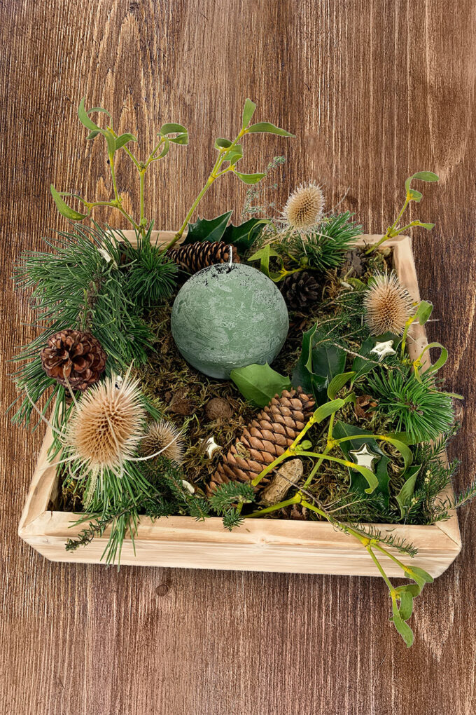 Adventsdekor in Holzkiste